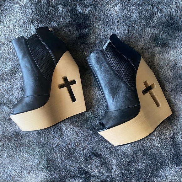 Grey City Slash Wood Cutout Wedges